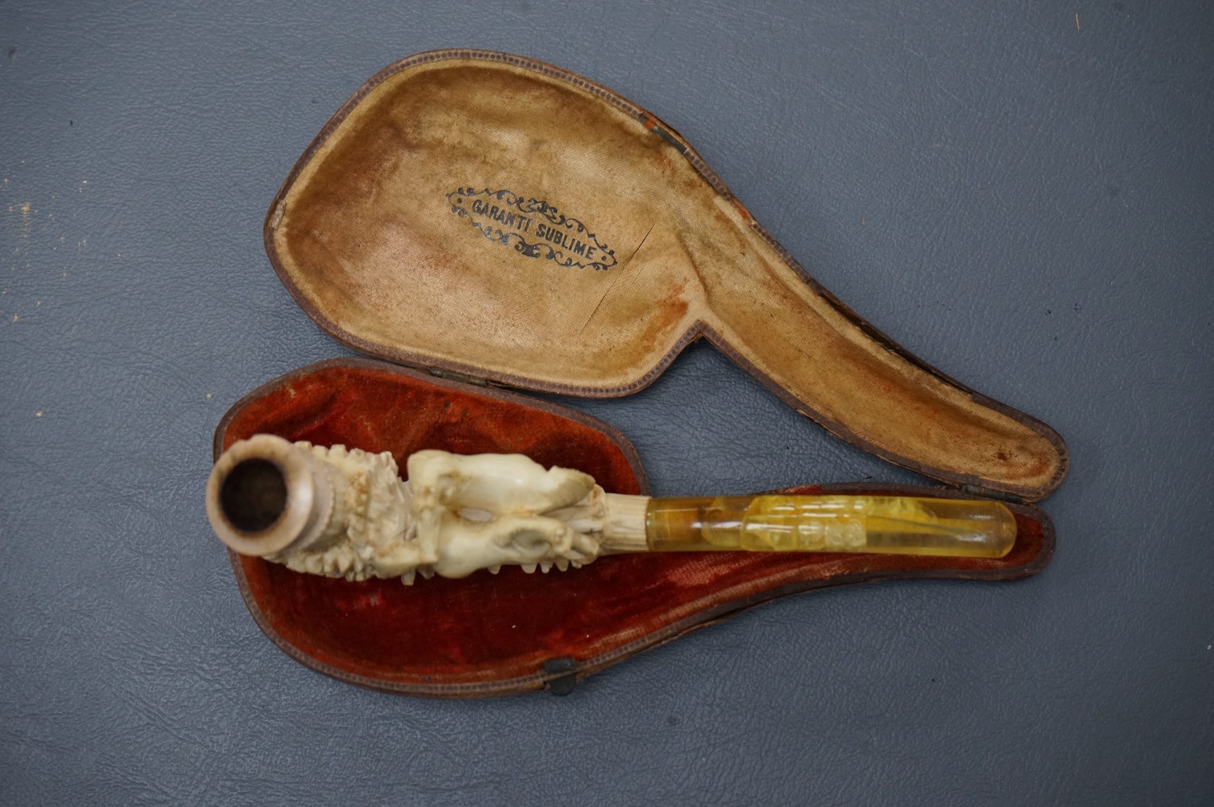 A carved meerschaum pipe, in case, pipe 14cm long.